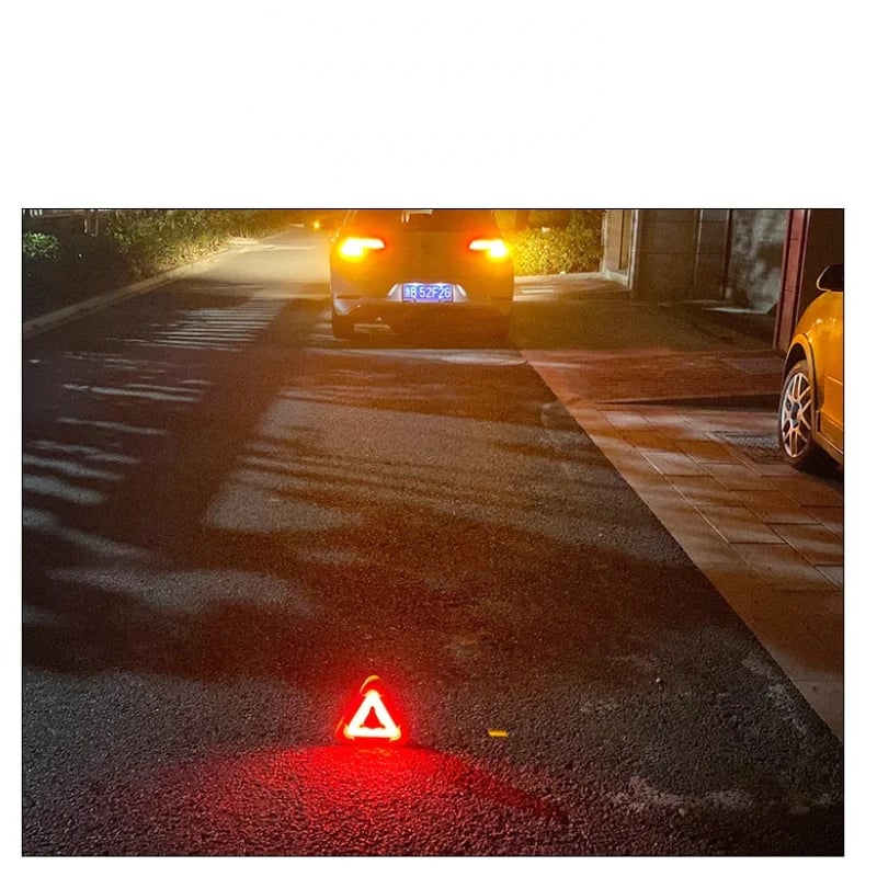 🔥2025 New Arrival🔥3-IN-1 Solar Emergency Triangle Warning Light at the Roadside